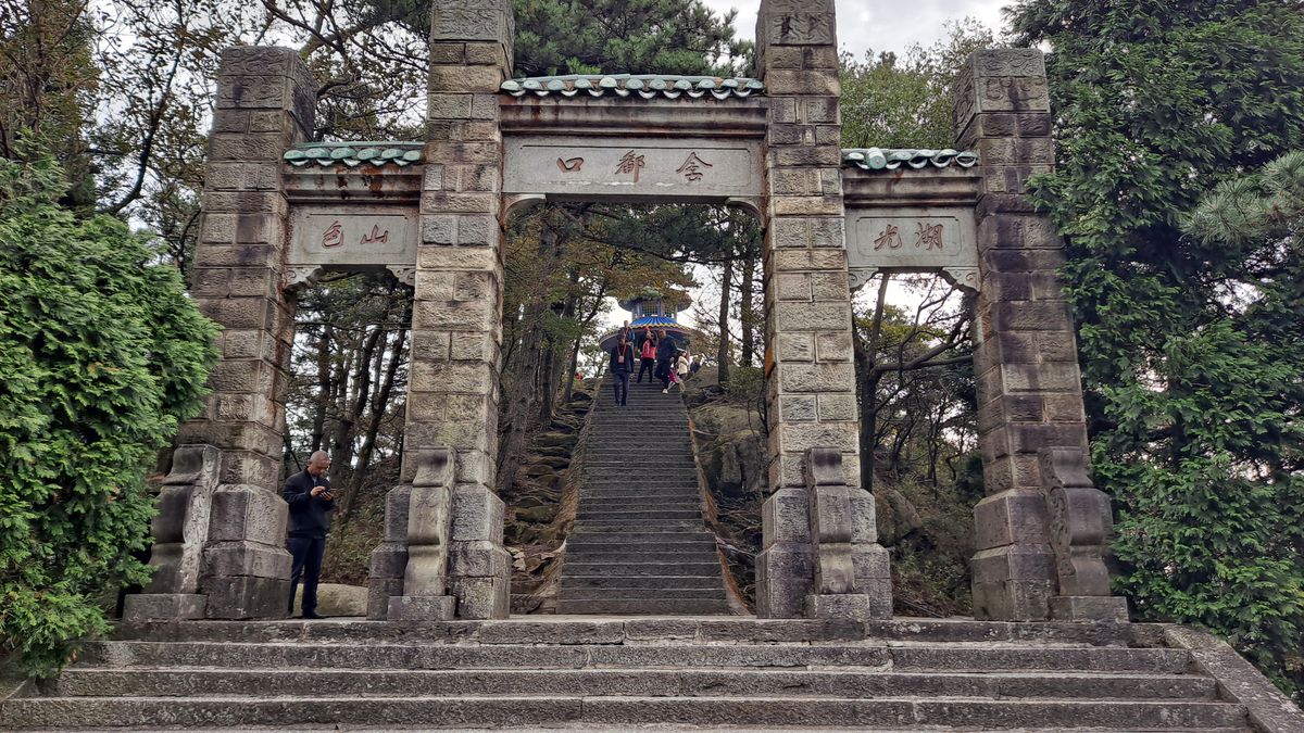 The Hanpokou saddle on Lushan, the classic sunrise viewpoint looking out toward Poyang Lake