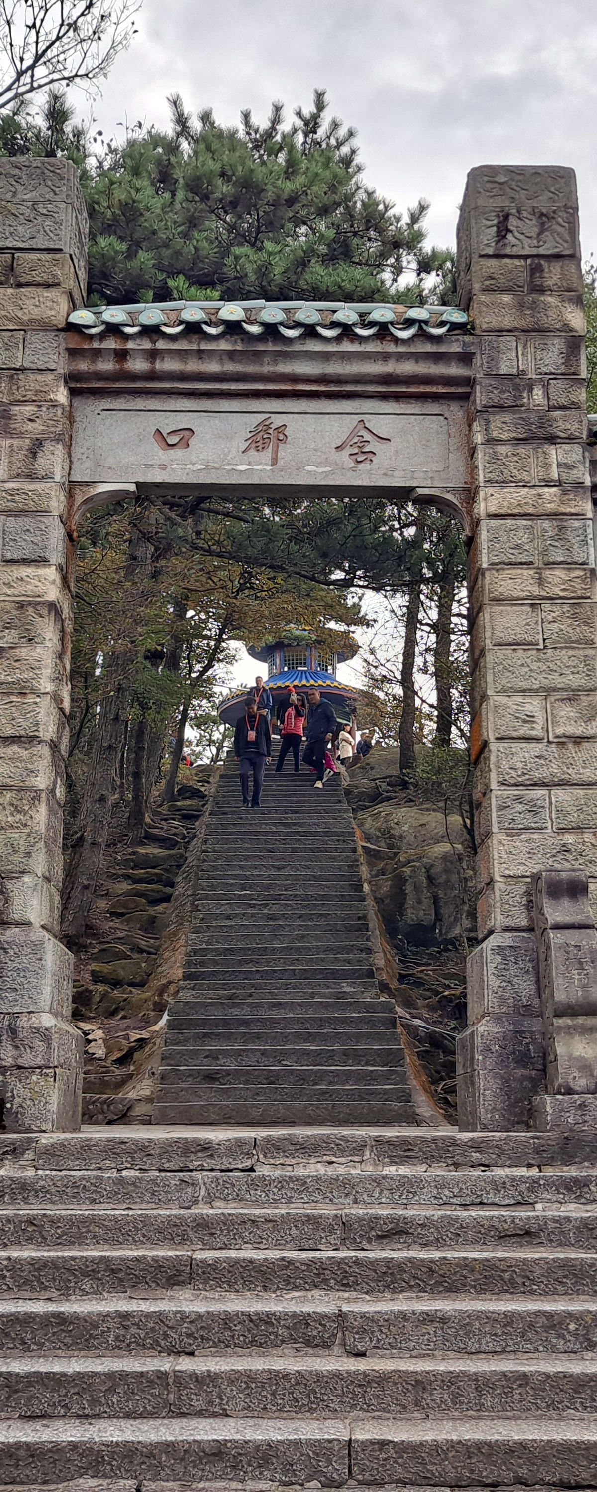 The Hanpokou saddle on Lushan, the classic sunrise viewpoint looking out toward Poyang Lake